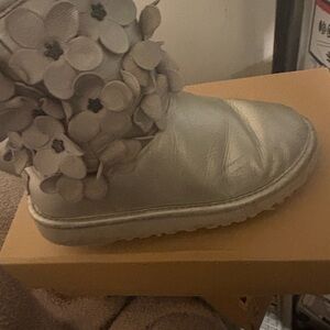 UGG waterproof leather  Kids Boots with Floral Design size 2 and 3